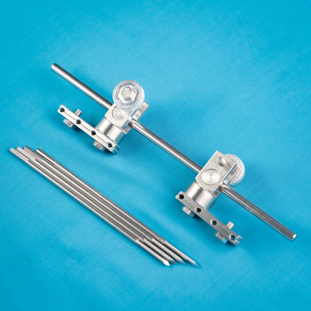 Cố định ngoài Đầu dưới Xương Quay - góc nhìn chính